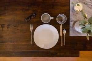 Var fjärde kvinna skippar lunchen för att hinna med jobbet
