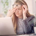 Zoomtrötthet drabbar unga kvinnor mer än andra