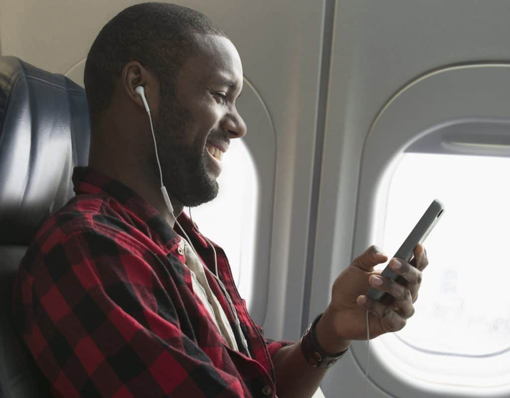 Flygplansläge ett minne blott? Så känner svenskarna inför att kunna prata i telefon under flygresan