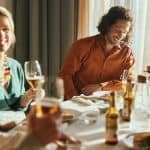 Ny undersökning: Populäraste samtalsämnena kring middagsbordet