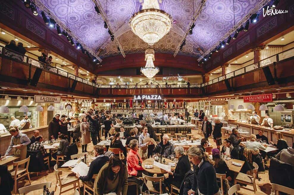 Italiensk-inspirerad lokal med livlig atmosfär, perfekt för mingel och mindre evenemang i centrala Stockholm.
