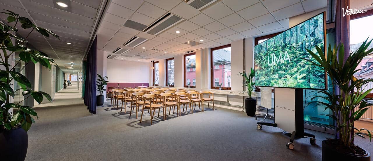Modern lokal med fantastisk utsikt över Stockholm, perfekt för både mindre och större evenemang med flexibel layout.