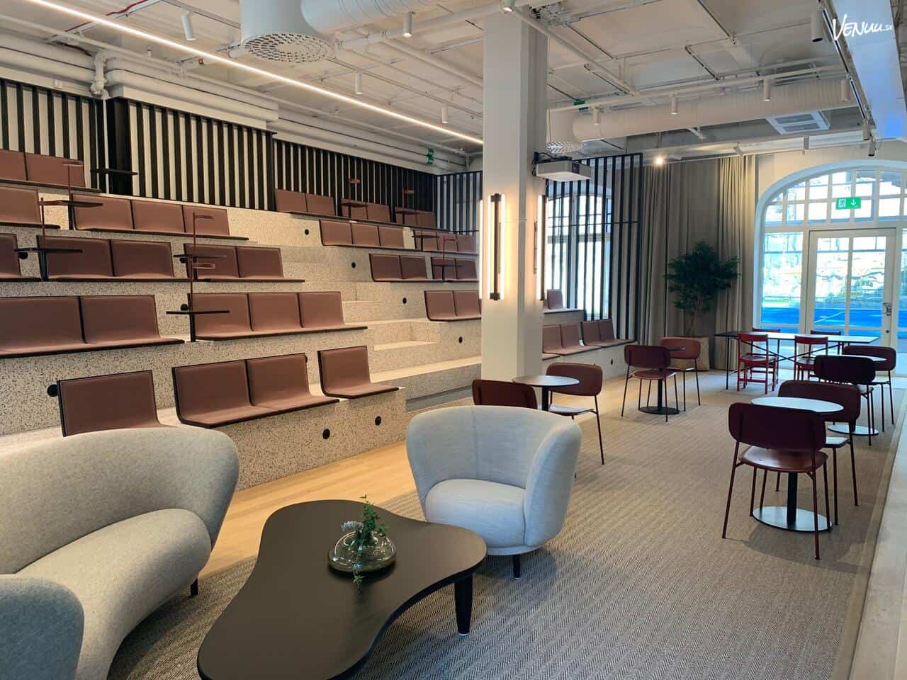Modern och ljus eventlokal med öppna ytor och flexibla möjligheter för olika typer av konferenser och möten.