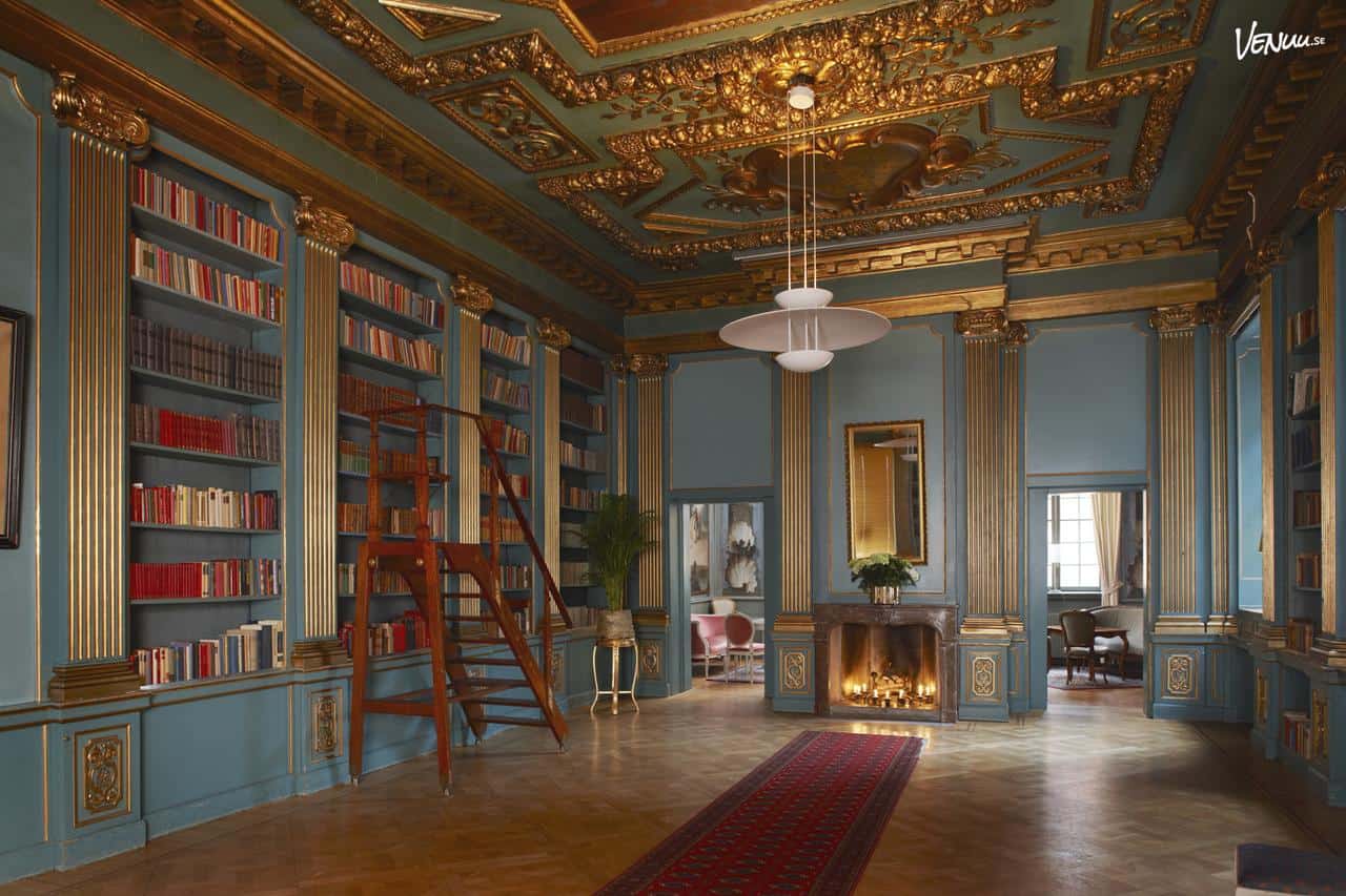 Elegant och intim lokal med historisk atmosfär och bokfyllda väggar, perfekt för mindre möten och middagar.