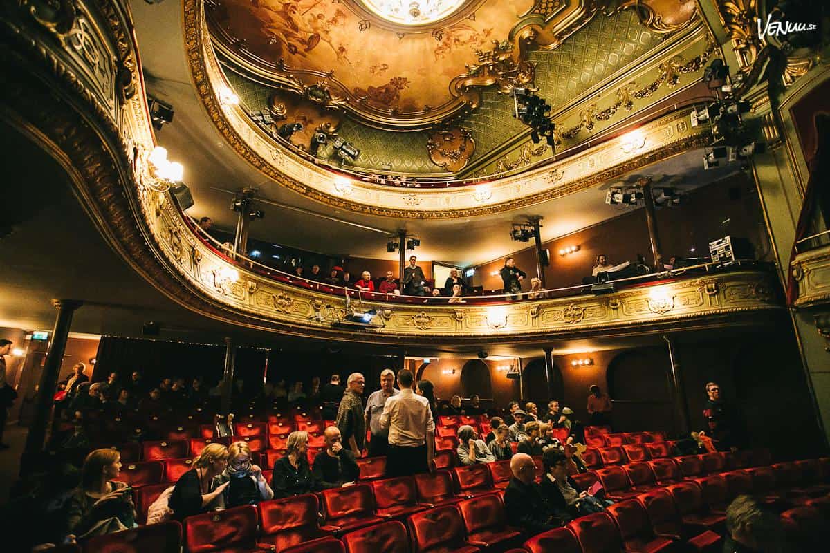 Stor scen med plats för sittande publik i anrik teatermiljö. Lokalen har röda sammetsstolar och traditionell teaterinredning, perfekt för stora evenemang och konferenser.