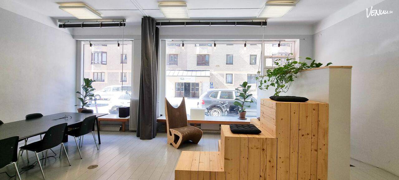 Stilren och avslappnad lounge med kreativ atmosfär. Perfekt för mindre möten och företagsevenemang.