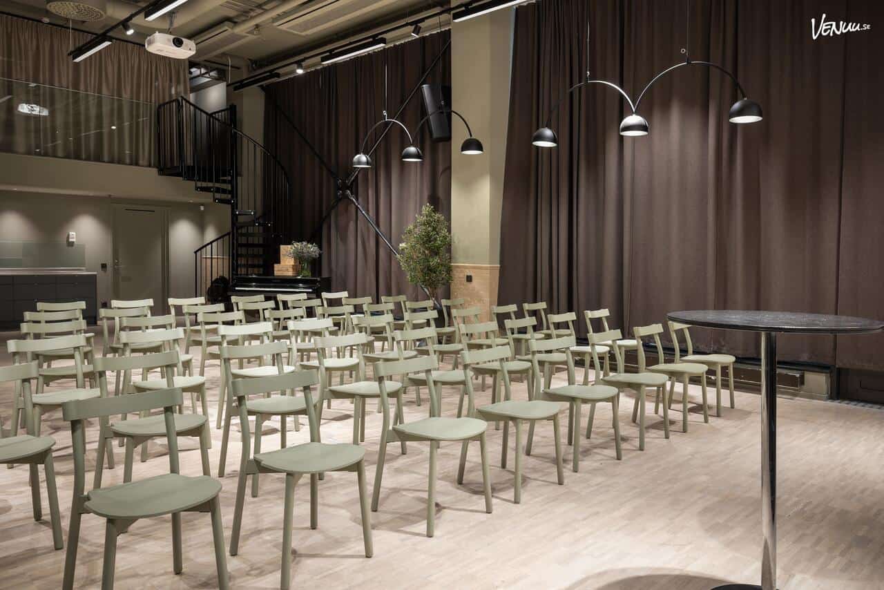 Stilren och modern eventlokal med stora fönster, industridetaljer och ljus inredning. Perfekt för konferenser och mingel, belägen i centrala Stockholm.