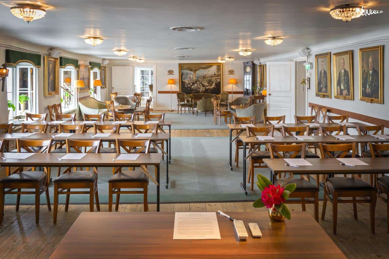 Elegant festvåning med klassisk inredning och stora fönster som erbjuder utsikt över Stockholms vatten.
