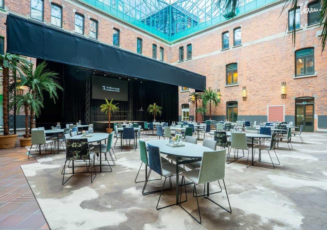 Lyxig festvåning med högt i tak och elegant inredning, idealisk för stora konferenser, bröllop och företagsevent.
