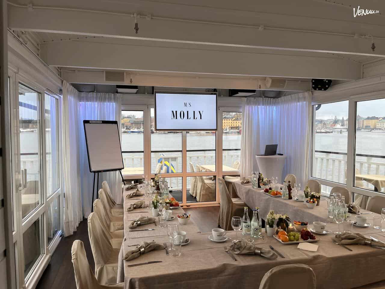 Unik eventlokal på en båt med fantastisk utsikt över Stockholms vatten, perfekt för intima fester och företagsevent.