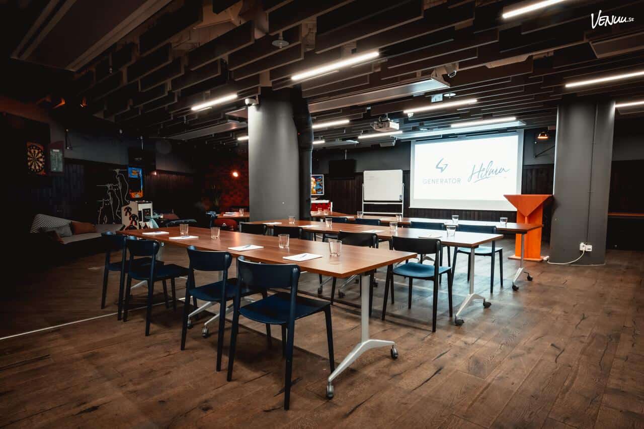 Trendig och modern lokal med flexibla sittarrangemang, perfekt för både konferenser och sociala tillställningar.