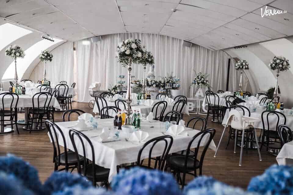 Storslagen och elegant festvåning i historisk miljö med plats för exklusiva bröllop, företagsevent och stora fester.