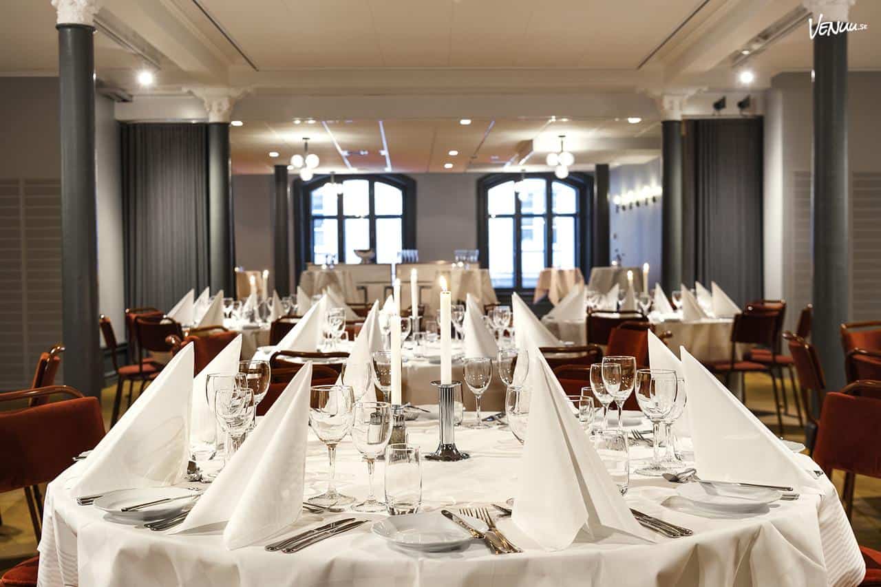 Nalen Pelarsalen i Stockholm, en elegant festlokal med vackra parkettgolv, stora fönster, fast scen och rymlig lounge. Perfekt för både konferens och fest, med inkluderad teknik och mat från Nalens Svanenmärkta kök.