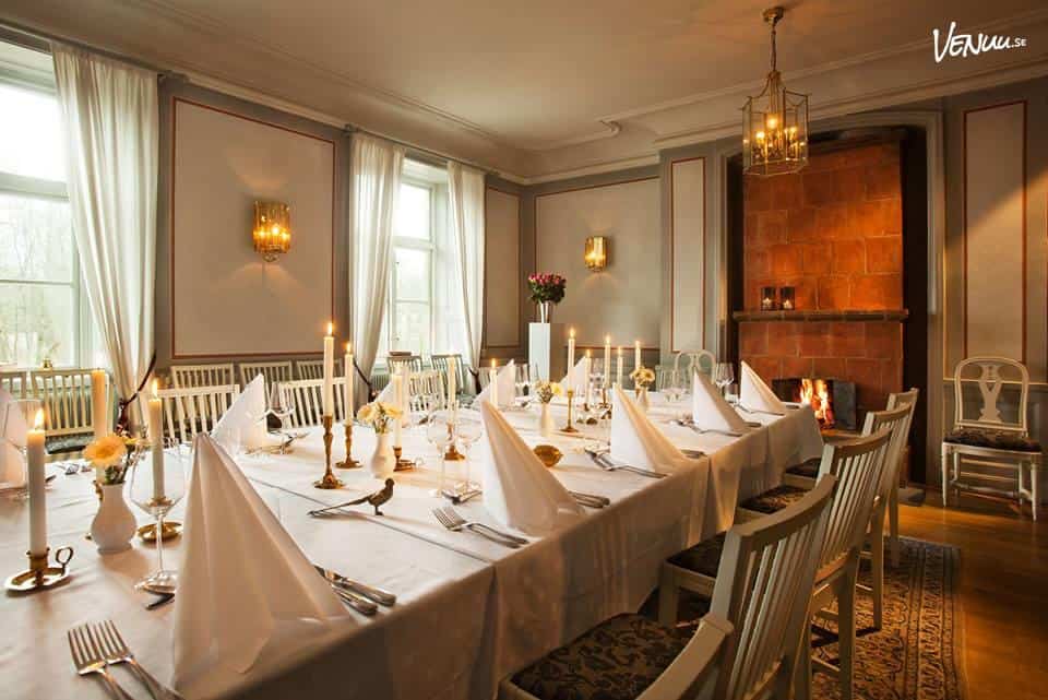 Rosersbergs Slottshotell, en festlokal som erbjuder en historisk och lugn miljö för oförglömliga fester. Skräddarsydda menyer av kreativa kockar, perfekt för både stora och intima evenemang.