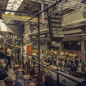 Kreativ och avslappnad lokal för företagsevent och teambuilding med modern teknik.