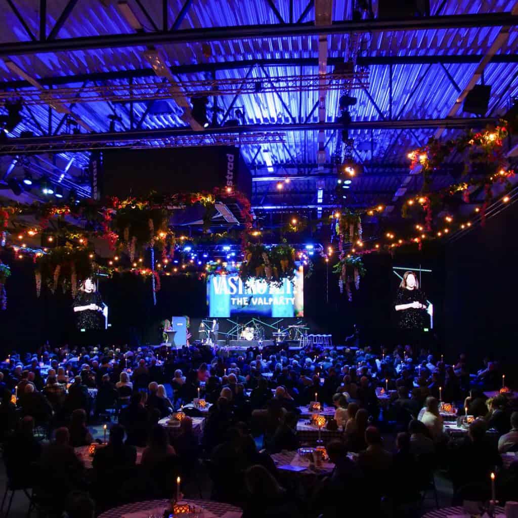 Julbord med show – Estrad fyller arenan 17–18 december