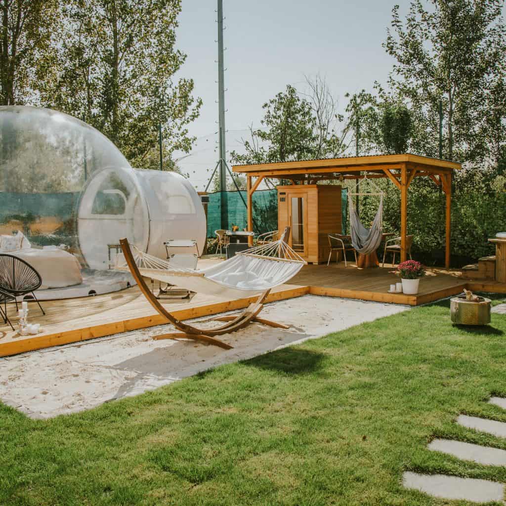 Stjärnskådning från sängen – i genomskinliga bubbeltält