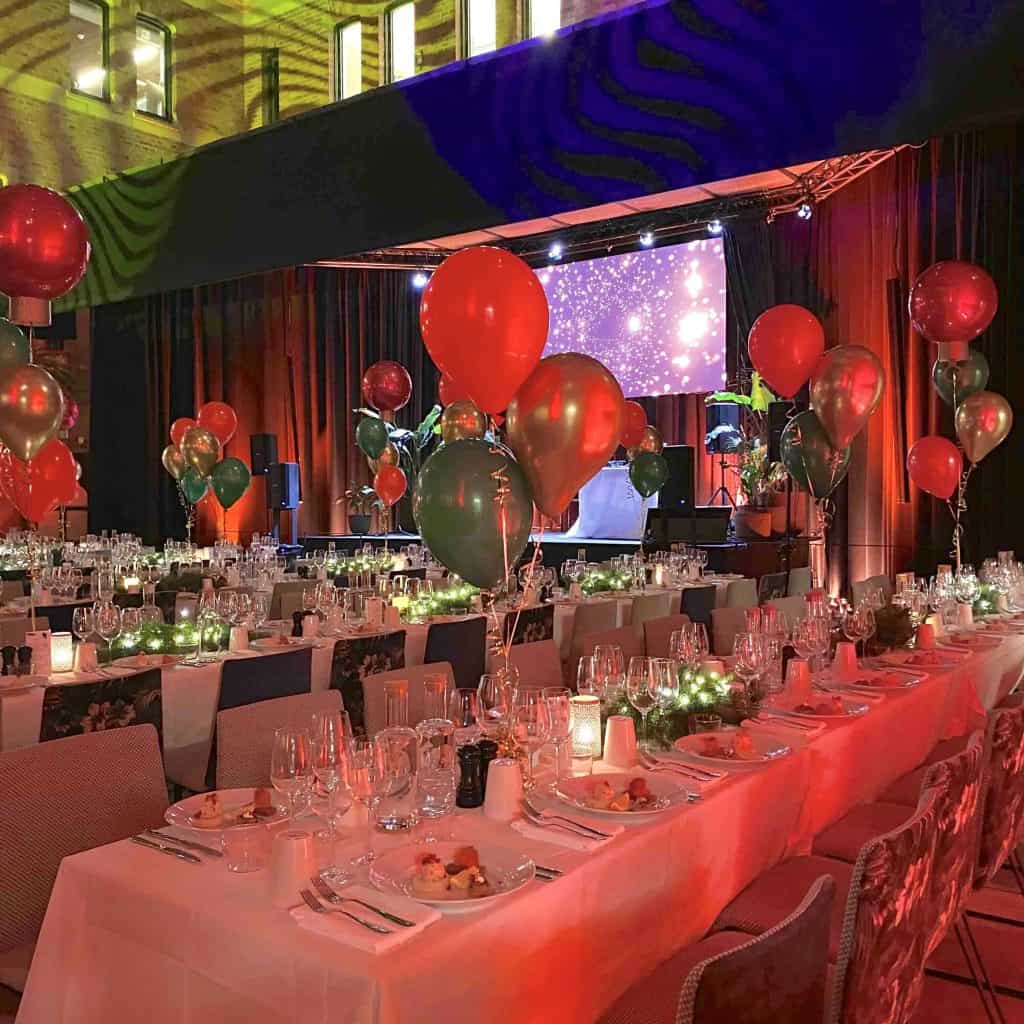 Julfirande med 7A: Tradition, skaldjur och orangerier med utsikt över takåsarna