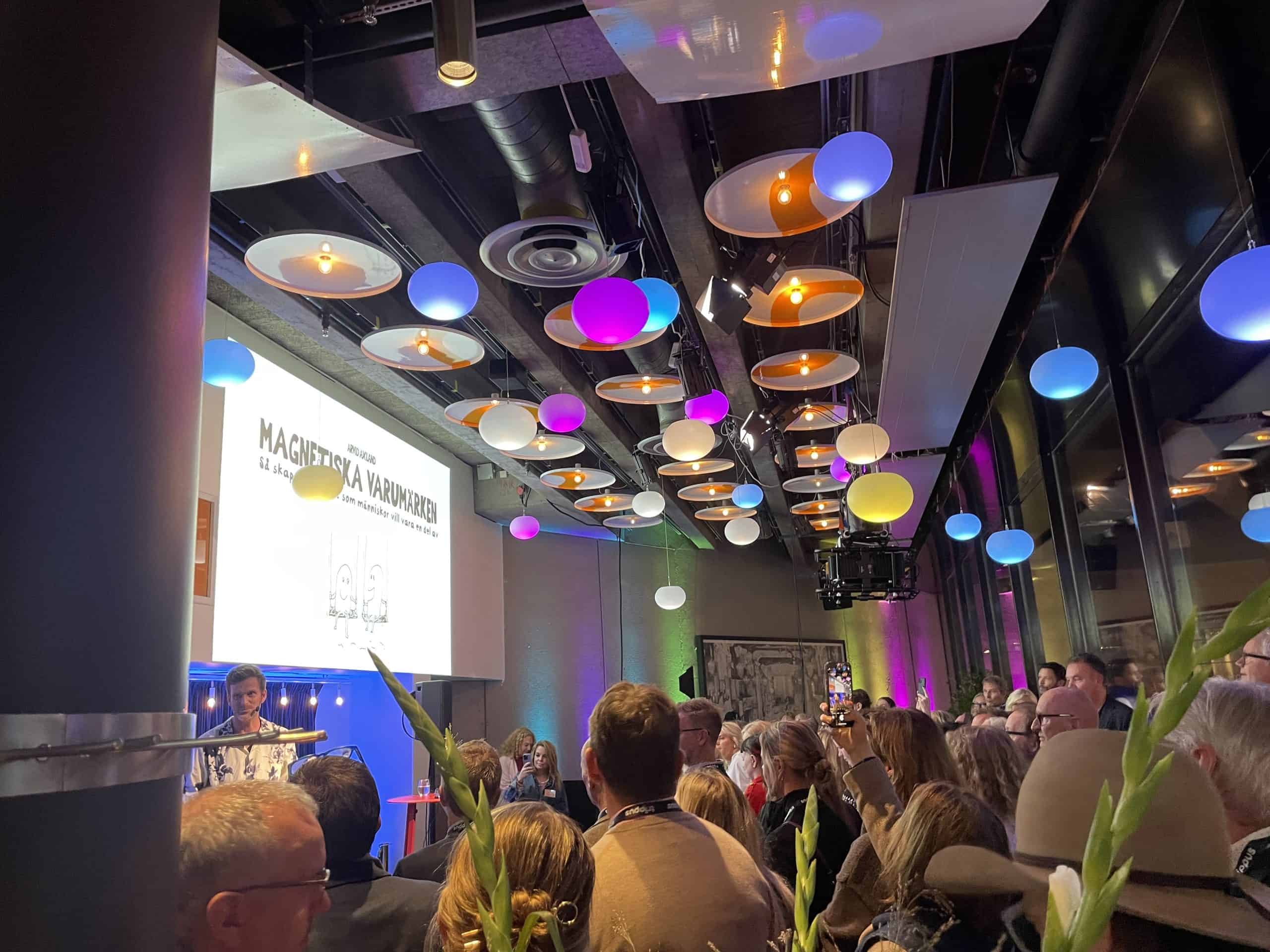 Stämningen på topp när 180 gäster fyllde Teaterbaren för Food Familys lansering 1 Mötesbaren och Food Family bjöd på en kväll där samarbete, smak och känsla stod i centrum