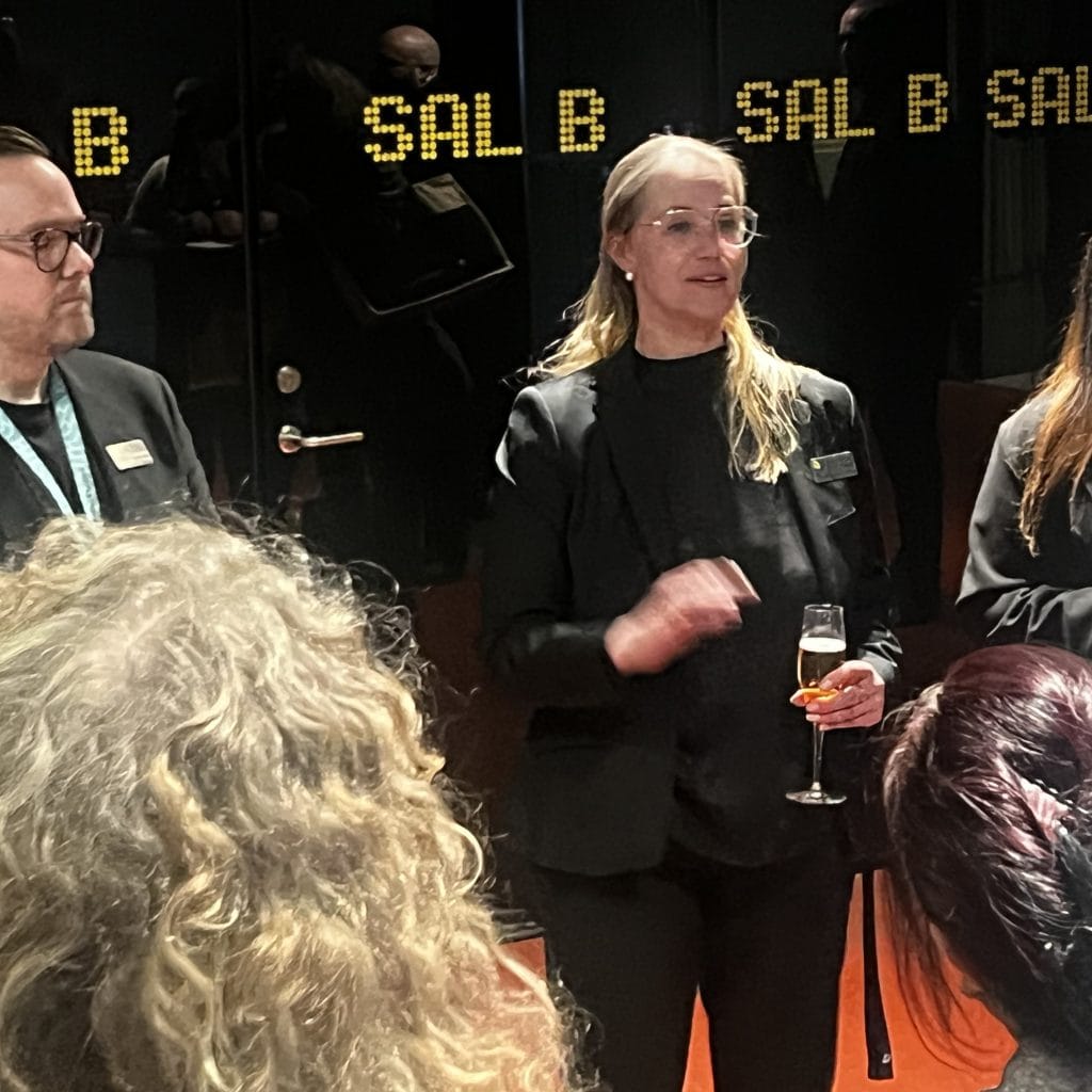 En kväll där nätverkande mötte skratt: EA-mingel på UKK med Fredrik Lindström