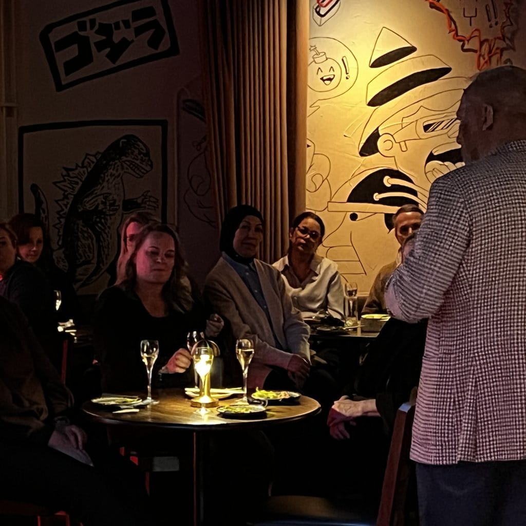 En kväll där skratten byggde starkare relationer på Moyagi