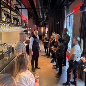 En kväll där skratten byggde starkare relationer på Moyagi