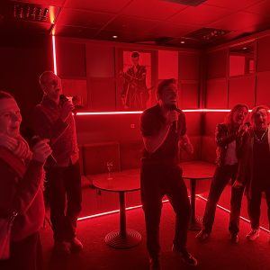 En kväll där skratten byggde starkare relationer på Moyagi