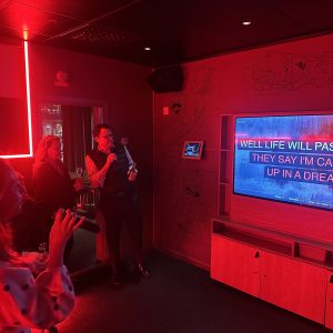 En kväll där skratten byggde starkare relationer på Moyagi