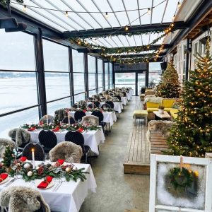Julbord vid vattnet: samla möte och julfest på samma plats