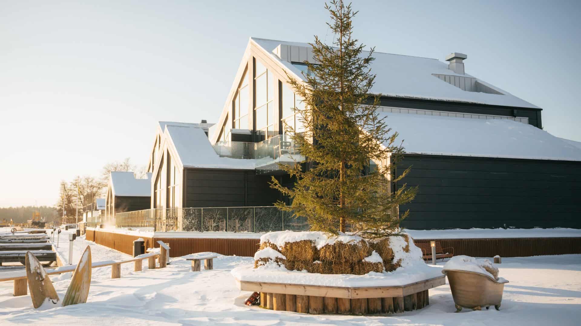 Ny säsong på Season – fondue och nya aktiviteter för mötesgruppen 2 Season Hotel i Jungfrusund på Ekerö en solig vinterdag med snö