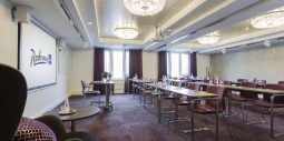 Bild på charmigt konferensrum vid Dockyard Hotel vid Göta älv, omgivet av naturskön miljö nära Göteborg, idealiskt för kreativa och produktiva möten.